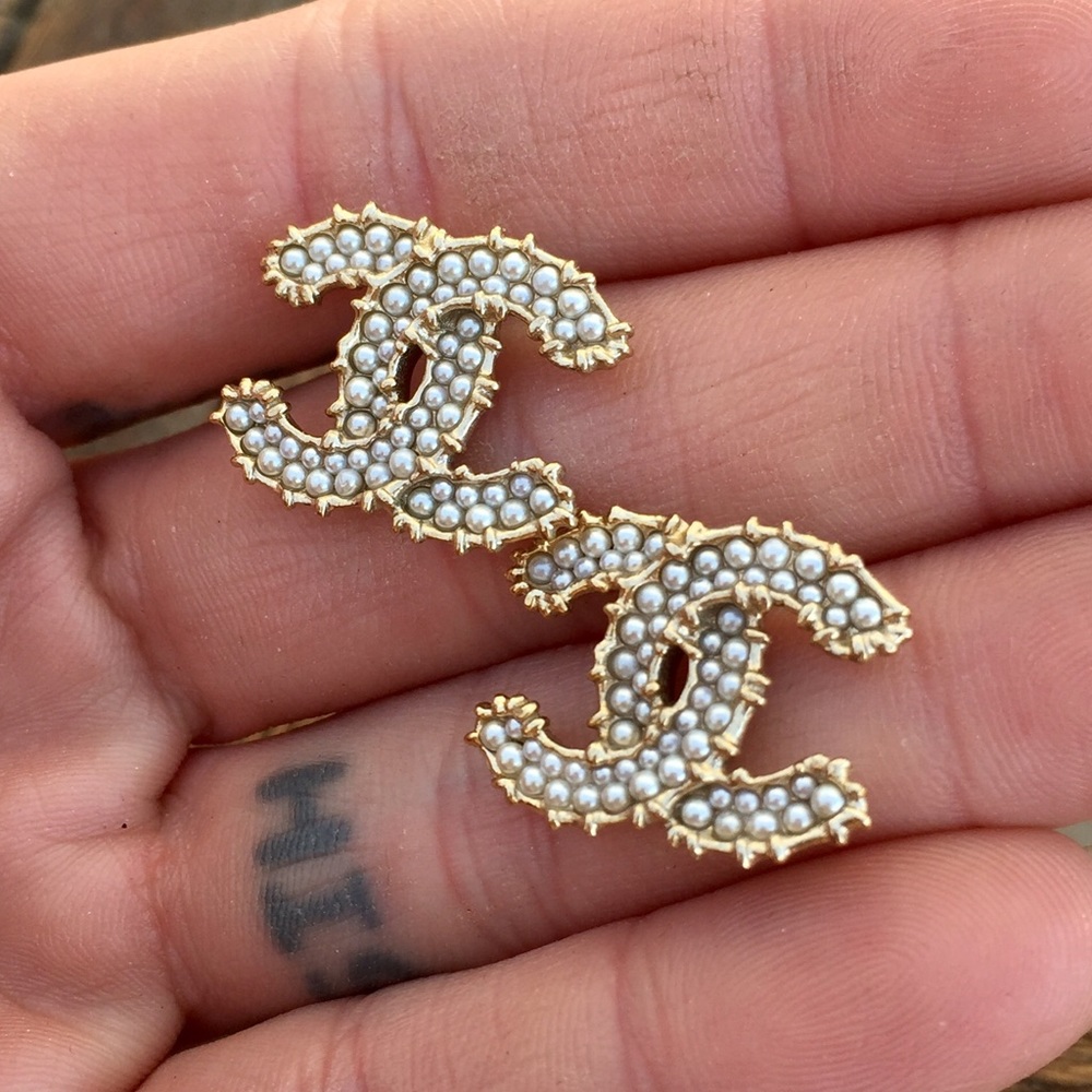 Gold & pave pearl Chanel CC stud earrings - Picture 5 of 6